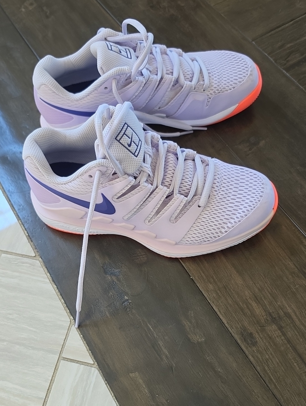 Nike Women's Zoom Tennis Shoe, Size 7.5, White With Lavender Swoosh, Coral Sole